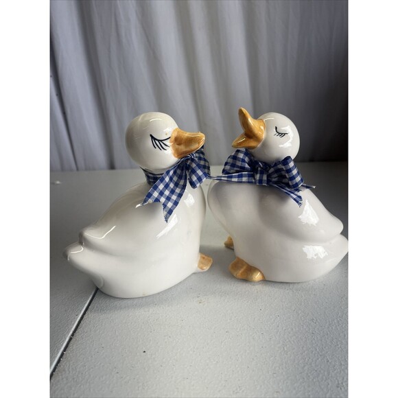 Artmark VTG White Porcelain Duck Figurines - 2 Blue Bow 6” Vintage Taiwan - Picture 2 of 4